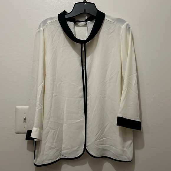 Zara Tops - ZARA - XL WOMAN BLACK & WHITE BLOUSE LONG SLEEVE COLLARED BUTTON BACK OF NECK
